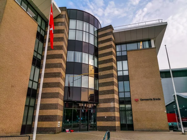 El edificio del municipio de breda tomado de la entrada, Breda, Países Bajos, 17 de julio de 2019 Imagen De Stock