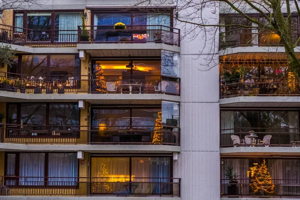 Balcones de ciudad iluminados con árboles de Navidad, Arquitectura en la ciudad de Tilburg, Países Bajos Imagen De Stock