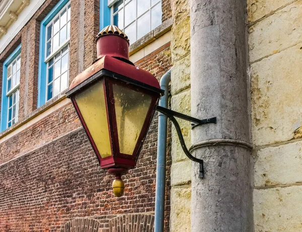 ヴィンテージの赤い提灯 街の照明や建築 古典的な通りのオブジェクト — ストック写真