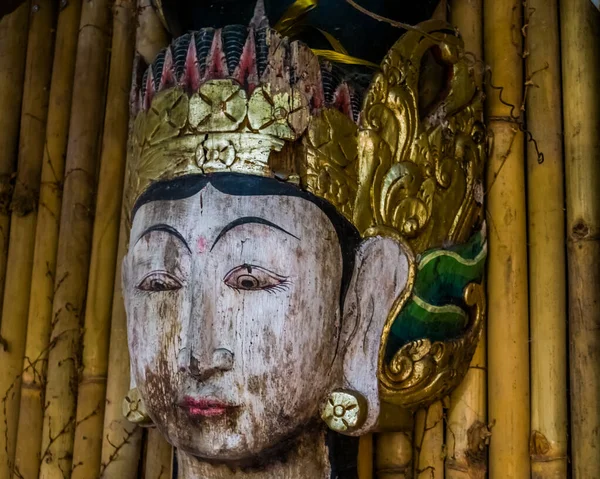 Das Gesicht Einer Traditionellen Asiatischen Holzskulptur Spirituelle Statue Asiatische Kultur — Stockfoto