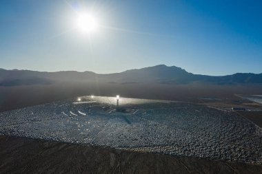 Ivanpah Güneş Enerji Santralinin Kaliforniya 'daki Mojave Çölü' ndeki hava görüntüsü.
