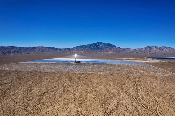 Αεροφωτογραφία εγκατάστασης ηλιακής ενέργειας κοντά στο Λας Βέγκας στην έρημο Μοχάβε — Φωτογραφία Αρχείου