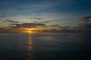 Büyük Türk 'te okyanusun üzerinde gün batımının havadan görüntüsü.