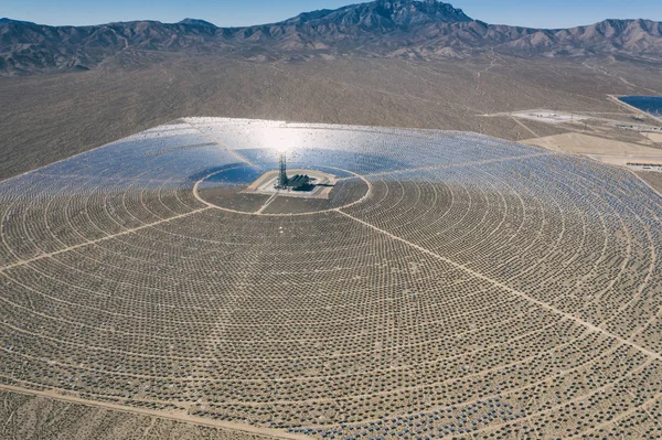 Mojave Çölü 'ndeki Las Vegas yakınlarındaki Güneş Santrali' nin hava görüntüsü.