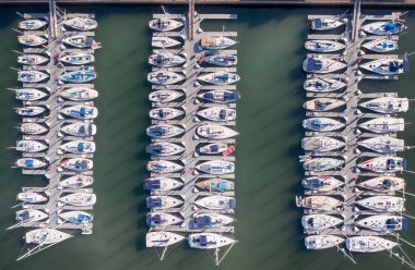 Marina Del Rey California 'daki yatlı bir rıhtımın insansız hava aracı görüntüsü.