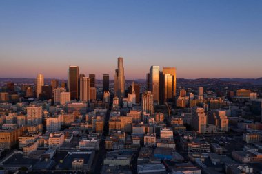 Kaliforniya 'da güneş doğarken Los Angeles şehir merkezinin insansız hava aracı görüntüsü