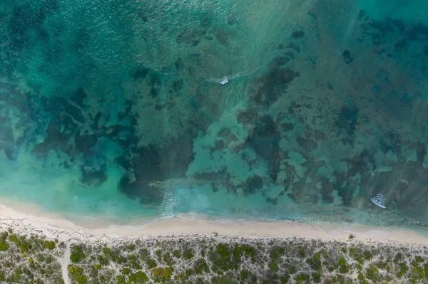 Drone shot of coastal area, beach and the ocean at Grand Turk in Caribbean — Stock Photo, Image