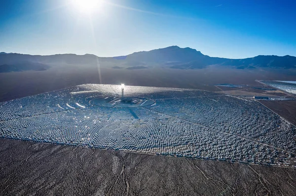 Κηφήνας άποψη μιας μεγάλης εγκατάστασης ηλιακής ενέργειας κοντά στο Λας Βέγκας στην έρημο Mojave — Φωτογραφία Αρχείου