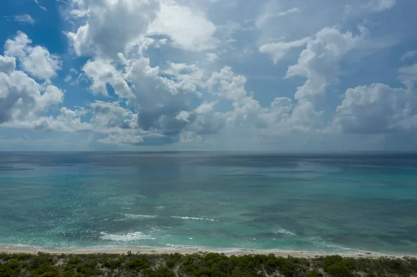Drone vista de una zona costera, océano y formaciones de nubes sobre Grand Turk en el Caribe — Foto de Stock