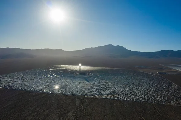 Vue par drone d'une centrale solaire en Californie — Photo