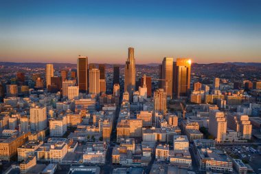 Kaliforniya 'da güneş doğarken Los Angeles şehrinin sabah görüntüsü.