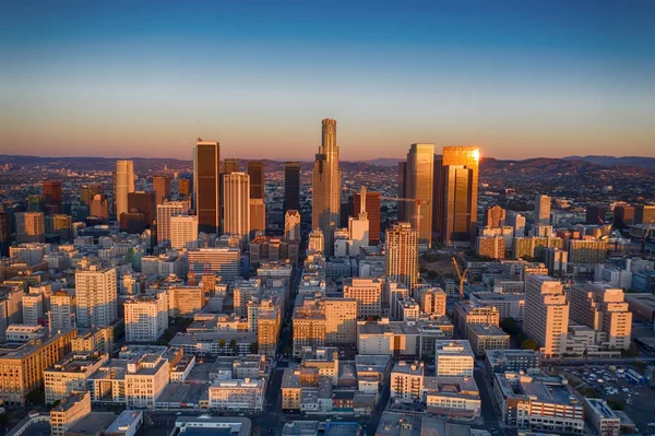 Morgon flygfoto av staden Los Angeles vid soluppgången i Kalifornien — Stockfoto