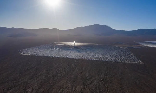 Πετώντας πάνω από ένα εργοστάσιο ηλιακής ενέργειας στην έρημο Mojave στην Καλιφόρνια — Φωτογραφία Αρχείου