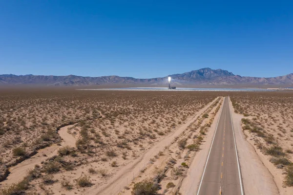 Centrale solaire dans le désert de Mojave en Californie — Photo