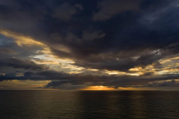 Stürmische Wolken über dem Ozean in der Karibik bei Grand Turk — Stockfoto