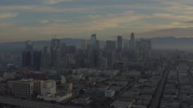 Bulutlu bir günde güneş doğmadan önce Los Angeles şehir merkezindeki hava manzarası.