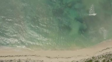 Karayipler 'deki Grand Turk yakınlarında bir okyanus yüzeyinin ve su altı resiflerinin insansız hava aracı görüntüleri.