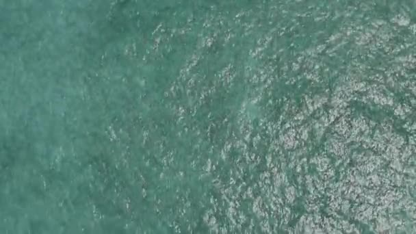 Vliegen Het Oceaanoppervlak Zonnige Dag Bij Grand Turk Caribbean — Stockvideo