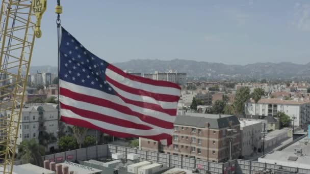 Widok Lotu Ptaka Amerykańskiej Flagi Wiszącej Nad Los Angeles Kalifornii — Wideo stockowe