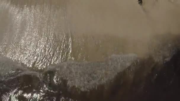 Черные Волны Брызгают Над Песчаным Пляжем Гранд Турка Карибском Море — стоковое видео