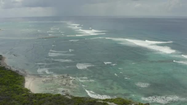 Karayipler Deki Grand Turk Uçurumların Kıyı Şeridinin Üzerinde Uçuyor — Stok video