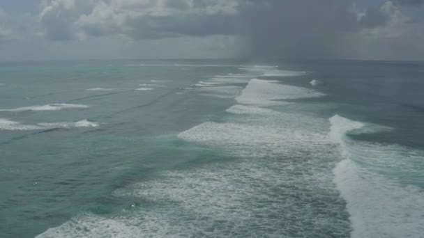 Karayipler Büyük Türk Üzerinde Büyük Dalgalar Olan Fırtınalı Bir Okyanus — Stok video