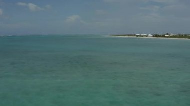 Karayipler 'deki Grand Turk sahilinde uçuyor.