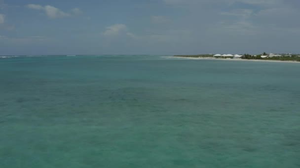 Πετώντας Πάνω Από Την Ακτή Στο Grand Turk Στην Καραϊβική — Αρχείο Βίντεο