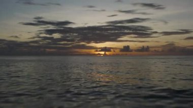 Karayipler 'deki Grand Turk' ün renkli günbatımına doğru alçak uçuş.