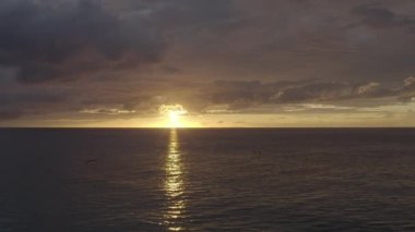 Karayipler 'deki Grand Turk' de kuşlar gün batımına doğru uçuyor.