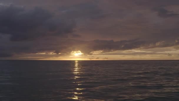 Flyger Över Havet Yta Nära Grand Turk Karibien Vid Solnedgången — Stockvideo