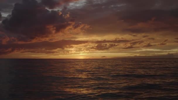 Πετώντας Πάνω Από Την Επιφάνεια Του Ωκεανού Προς Ηλιοβασίλεμα Κοντά — Αρχείο Βίντεο