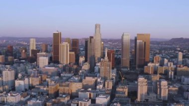 Kaliforniya 'da güneş doğarken Los Angeles şehir merkezinin panoramik görüntüsü.