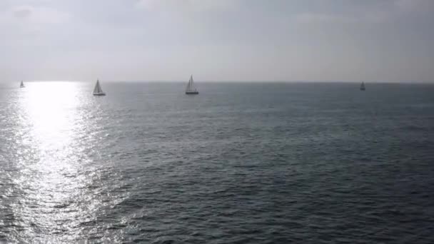 Κηφήνας Πλάνα Από Σκάφη Που Πλέουν Κατά Μήκος Των Ακτών — Αρχείο Βίντεο