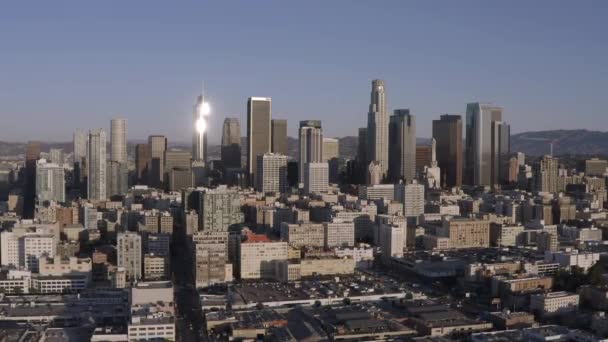 Luftaufnahme Einer Morgensonne Die Sich Los Angeles Wolkenkratzern Spiegelt — Stockvideo