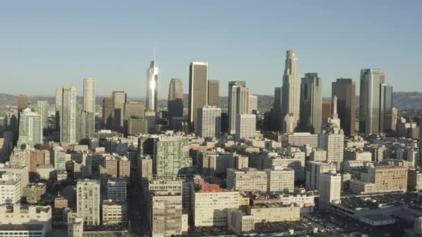 Dron zametá pohled na Los Angeles v ranním slunci