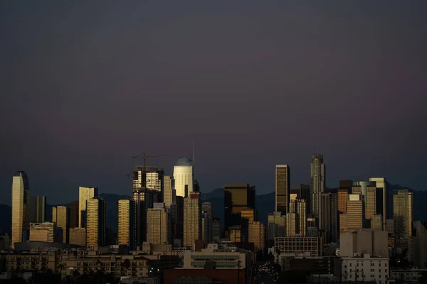 日落后洛杉矶市中心的夜景 — 图库照片