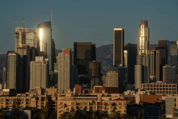 Los Angeles városának felhőkarcolói fürdenek a napfényben. — Stock Fotó