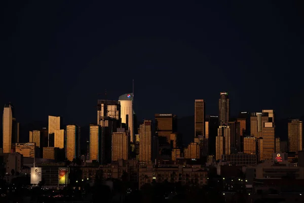 Vista notturna panoramica della città di Los Angeles con grattacieli che riflettono la luce della sera — Foto Stock