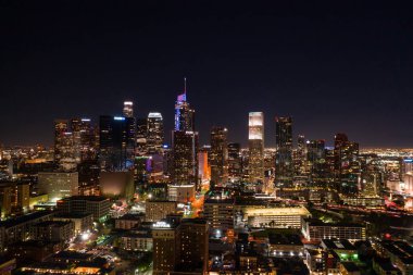 Los Angeles 'taki büyük şehir gökdelenlerinin gece görüşü