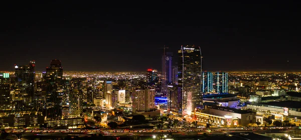 洛杉矶市中心夜晚的空中全景 — 图库照片