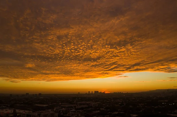 Vista aérea de um pôr-do-sol sobre West Hollywood na Califórnia — Fotografia de Stock