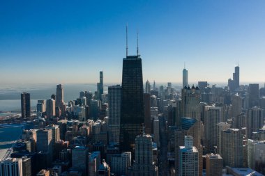 Chicago şehir merkezinde soğuk bir kış gününde havadan çekilmiş bir fotoğraf.