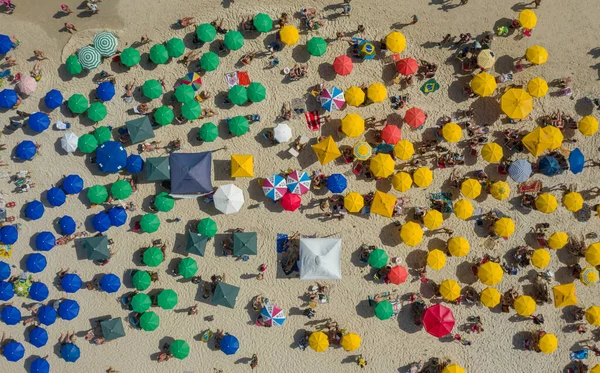 Aerial Close Uma Praia Lotada Rio Janeiro Brasil — Fotografia de Stock