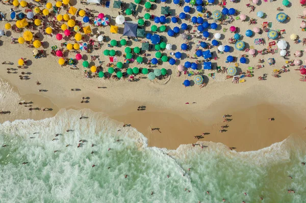 Rio de Janeiro Brezilya 'da kalabalık bir plajın hava manzarası