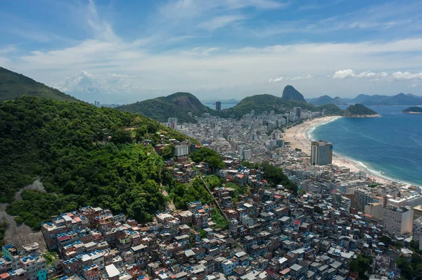 Rio de Janeiro Brezilya tepelerindeki kenar mahallelerin hava manzarası