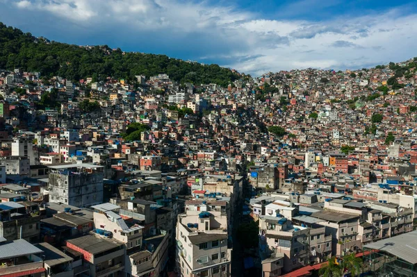 Sao Conrado Brezilya 'daki tepenin eteğindeki Rocinha gecekondu bölgesinin havadan görünüşü