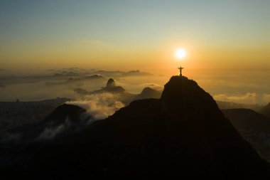 Rio de Janeiro 'da gündoğumunda Kurtarıcı İsa ile birlikte Guanabara Körfezi ve Corcovado' nun hava, panoramik görüntüsü.