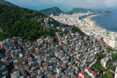 Brezilya 'daki Rio de Janeiro gecekondu ve Copacabana' nın hava ve panoramik manzarası