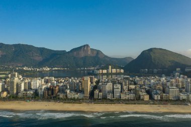 Rio de Janeiro 'daki göl ve çevre mimarinin havadan, panoramik görüntüsü